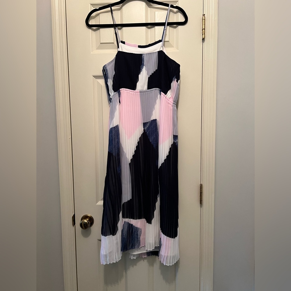 Banana Republic pleated Abstract Patterned Midi Dress. NWT size Petite 8.